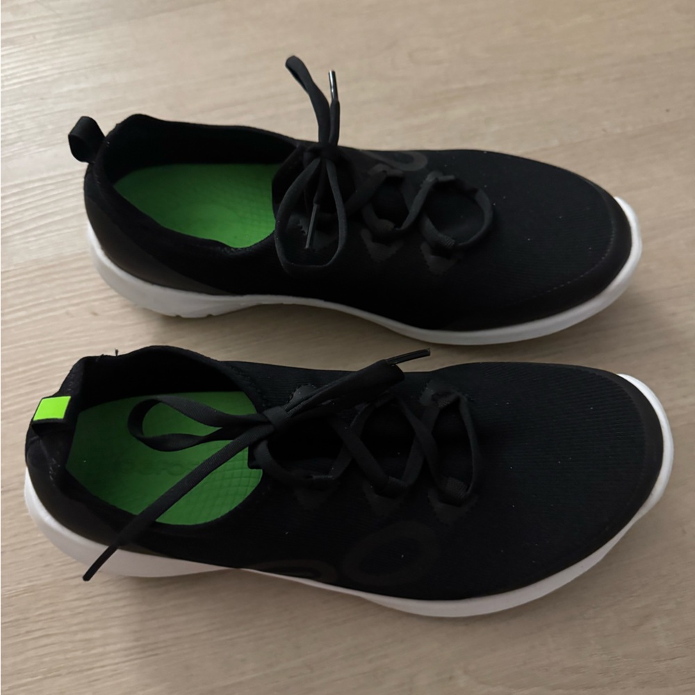 Black OOFOS Recovery sneaker